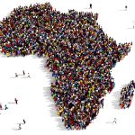 Diaspora africaine : comment elle transforme profondément l’économie du continent La diaspora africaine joue aujourd’hui un rôle central dans le développement économique du continent. Bien au-delà des transferts d’argent, son influence s’étend à l’entrepreneuriat, à l’innovation et aux investissements stratégiques. Chaque année, des milliards d’euros sont envoyés vers l’Afrique, dépassant parfois l’aide internationale. Ces fonds permettent de soutenir les familles, mais aussi de financer des projets locaux, des entreprises et des initiatives communautaires. Cependant, la véritable révolution se situe ailleurs. De plus en plus de membres de la diaspora créent des startups, investissent dans l’immobilier ou lancent des projets agricoles et technologiques. Leur expérience acquise à l’étranger devient un atout majeur pour moderniser les économies locales. Par ailleurs, la diaspora agit comme un pont entre l’Afrique et le reste du monde, facilitant les échanges commerciaux, les partenariats et le transfert de compétences. 👉 Cette nouvelle dynamique pourrait transformer durablement le continent et accélérer son développement.