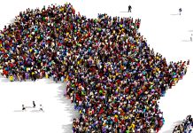 Diaspora africaine : comment elle transforme profondément l’économie du continent La diaspora africaine joue aujourd’hui un rôle central dans le développement économique du continent. Bien au-delà des transferts d’argent, son influence s’étend à l’entrepreneuriat, à l’innovation et aux investissements stratégiques. Chaque année, des milliards d’euros sont envoyés vers l’Afrique, dépassant parfois l’aide internationale. Ces fonds permettent de soutenir les familles, mais aussi de financer des projets locaux, des entreprises et des initiatives communautaires. Cependant, la véritable révolution se situe ailleurs. De plus en plus de membres de la diaspora créent des startups, investissent dans l’immobilier ou lancent des projets agricoles et technologiques. Leur expérience acquise à l’étranger devient un atout majeur pour moderniser les économies locales. Par ailleurs, la diaspora agit comme un pont entre l’Afrique et le reste du monde, facilitant les échanges commerciaux, les partenariats et le transfert de compétences. 👉 Cette nouvelle dynamique pourrait transformer durablement le continent et accélérer son développement.