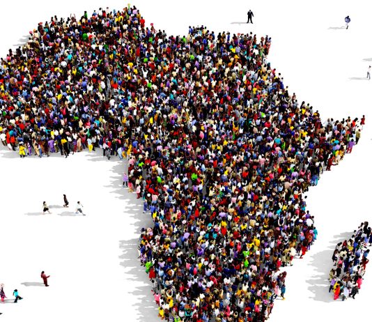 Diaspora africaine : comment elle transforme profondément l’économie du continent La diaspora africaine joue aujourd’hui un rôle central dans le développement économique du continent. Bien au-delà des transferts d’argent, son influence s’étend à l’entrepreneuriat, à l’innovation et aux investissements stratégiques. Chaque année, des milliards d’euros sont envoyés vers l’Afrique, dépassant parfois l’aide internationale. Ces fonds permettent de soutenir les familles, mais aussi de financer des projets locaux, des entreprises et des initiatives communautaires. Cependant, la véritable révolution se situe ailleurs. De plus en plus de membres de la diaspora créent des startups, investissent dans l’immobilier ou lancent des projets agricoles et technologiques. Leur expérience acquise à l’étranger devient un atout majeur pour moderniser les économies locales. Par ailleurs, la diaspora agit comme un pont entre l’Afrique et le reste du monde, facilitant les échanges commerciaux, les partenariats et le transfert de compétences. 👉 Cette nouvelle dynamique pourrait transformer durablement le continent et accélérer son développement.