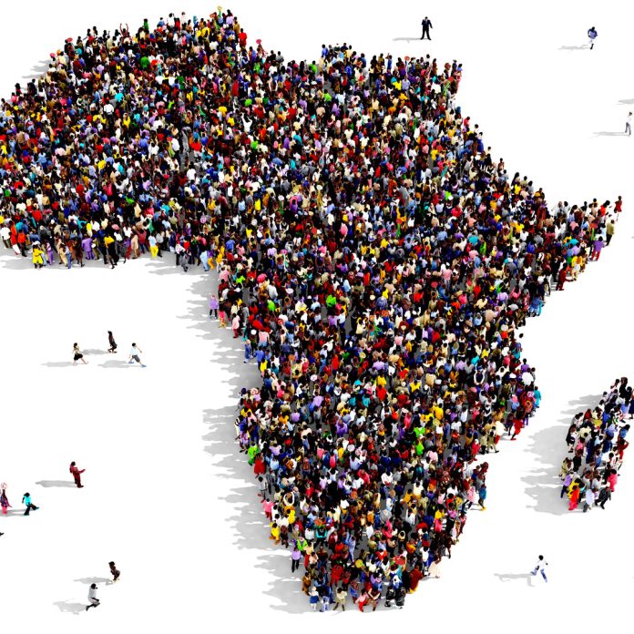 La diaspora africaine joue aujourd’hui un rôle central dans le développement économique du continent. Bien au-delà des transferts d’argent, son influence s’étend à l’entrepreneuriat, à l’innovation et aux investissements stratégiques. Chaque année, des milliards d’euros sont envoyés vers l’Afrique, dépassant parfois l’aide internationale. Ces fonds permettent de soutenir les familles, mais aussi de financer des projets locaux, des entreprises et des initiatives communautaires. Cependant, la véritable révolution se situe ailleurs. De plus en plus de membres de la diaspora créent des startups, investissent dans l’immobilier ou lancent des projets agricoles et technologiques. Leur expérience acquise à l’étranger devient un atout majeur pour moderniser les économies locales. Par ailleurs, la diaspora agit comme un pont entre l’Afrique et le reste du monde, facilitant les échanges commerciaux, les partenariats et le transfert de compétences. 👉 Cette nouvelle dynamique pourrait transformer durablement le continent et accélérer son développement.